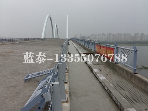 臨沂南京路沂河大橋（輕砂泡沫混凝土設(shè)計(jì)強(qiáng)度5.0mpa）